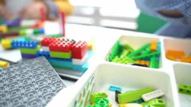 Robot programlama dersi. Çocuklar robot yapıp kodluyorlar. İnşaat blokları, dizüstü bilgisayar tableti, uzaktan kumandalı joystick kullanarak STEM eğitimi. Okul çocukları için teknolojik eğitim gelişimi