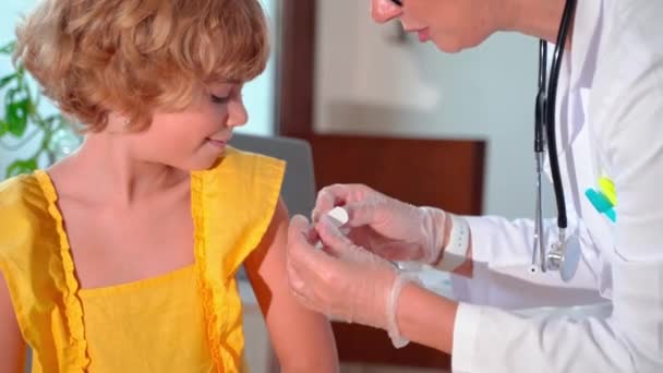 儿科医院诊所办公室的儿童疫苗接种 医生注射注射器 积极看待儿童健康的生活方式和照顾 — 图库视频影像