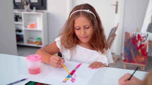 Close Kinderverf Met Aquarel Art Class Studio Met Penseel Groep — Stockvideo