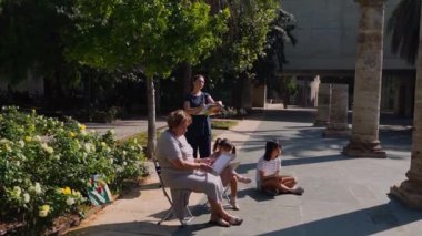 Açık havada plein-air atölyesi. Bir grup sanatçı kıdemli kadın, kalem çizimli genç kız. İskelet çizim mimarisi. Eğitim sanatı yaratıcı kavramı