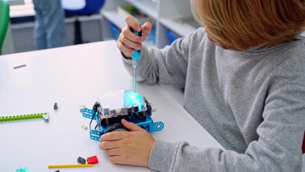 Programmierkurs Für Robotik Kind Konstruiert Mbot Schraubendreher Und Code Roboter — Stockvideo