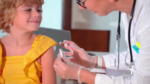 Vaccinazione Infantile Ambulatorio Pediatrico Ospedaliero Iniezione Medica Con Siringa Concetto — Video Stock