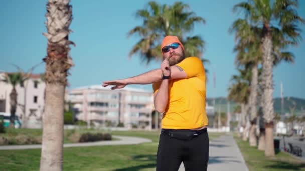 Szakállas Férfi Sportruházat Csinál Bemelegítés Izmok Ízületek Mielőtt Futás Edzés — Stock videók
