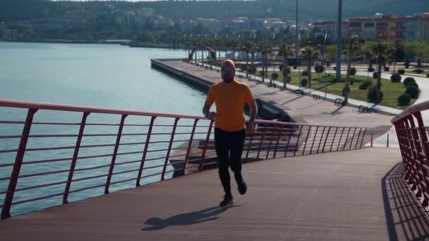 Mann Mittleren Alters Macht Jogging Training Sonnigen Morgen Vorbereitung Marathon — Stockvideo