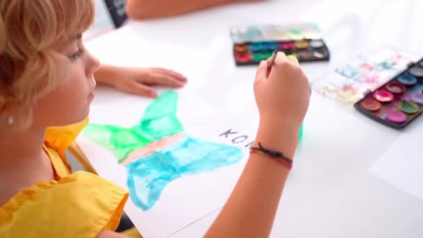 브러시 Aquarelle와 클래스 스튜디오에서 수채화와 어린이 페인트를 닫습니다 그들의 선생님의 — 비디오