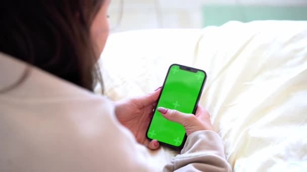 Close Hand Teenage Girl Using Smartphone Blank Chroma Key Blue — Stock video