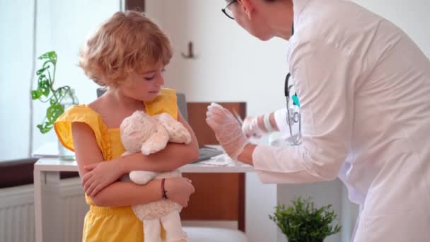 Παιδιατρικός Εμβολιασμός Ιατρείο Παιδιατρικού Νοσοκομείου Έγχυση Γιατρού Σύριγγα Θετική Έννοια — Αρχείο Βίντεο
