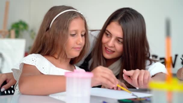 Lärare Konstskolan Hjälper Barn Konstklass Med Att Måla Akvarell Grupp — Stockvideo