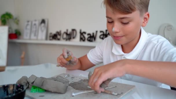 艺术学校的少年男孩 粘土在艺术课上雕琢 中学生学习如何创造 — 图库视频影像