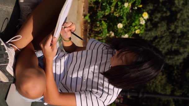 Художественная Уличная Плетеная Мастерская Художница Рука Девушки Подростка Рисует Карандашом — стоковое видео