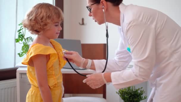 Женщина Врач Проверяет Легкие Детей Время Медицинского Осмотра Кабинете Медицинского — стоковое видео