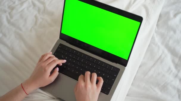 ノートパソコンの緑の画面クロマキーを使用してスマート白人の十代の少女の女性の手を閉じます タッチスクリーンを使用してキーボードを入力する女性 オンラインショッピング インターネットの閲覧 メッセージ ソーシャルメディア — ストック動画