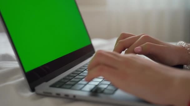 ノートパソコンの緑の画面クロマキーを使用してキーボードを入力して10代の女の子の手を閉じます 学生卒業論文試験のセッション時間 オンライン教育デジタルクラス ウェブレッスン 自宅でコンピュータ上でのメッセージ — ストック動画