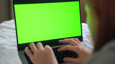 Laptop yeşil, boş ekran Chroma anahtarı kullanan beyaz kız ellerini kapat. Dokunmatik ekran kullanarak klavyede yazan kadın. İnternetten alışveriş, internette gezinme, mesajlaşma, sosyal...