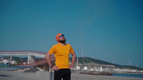 Vücut Pozitifliği Olan Spor Kıyafetli Bir Adam Güneşli Bir Günde — Stok video