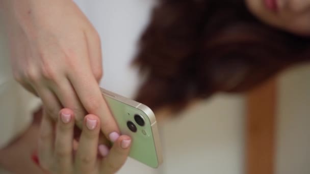 スマートフォンを閉じて若い女性の手 10代の女の子がスクロールし ビデオリールを見たり チャットしたり ソーシャルメディアにメッセージを送ったり オンラインショッピング 日常生活における技術 — ストック動画