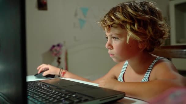 Καυκάσιος Μαθητής Του Σχολείου Παιδί Αγόρι Κορίτσι Που Σπουδάζει Στο — Αρχείο Βίντεο