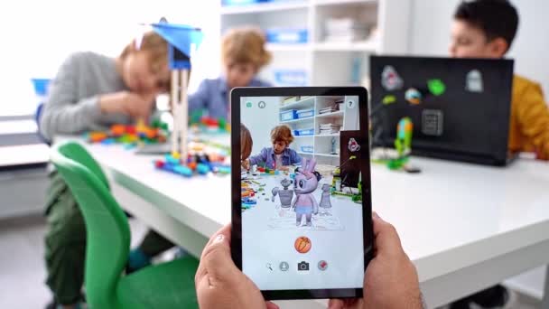 イズミル トルコ 2023 キッズ ゲームのための拡張現実 子供の手を閉じる デジタルタブレットプレイ 勉強教室の教育科学で3Dガジェットスクリーンを描画する — ストック動画