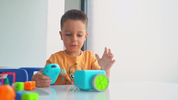 中東のアラビアの子供は白い幼稚園の玩具車のリモート コントロール ポイントと遊ぶ趣味を楽しんでリラックスします 未就学児 ラジオコントロール車を学ぶ — ストック動画