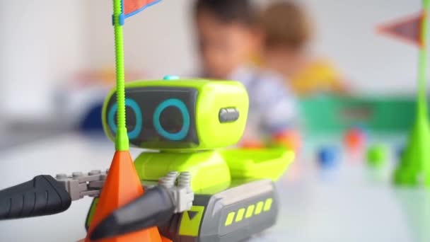 Kaukaskie Dziecko Korzystające Technologii Hobby Bawić Się Zabawką Samochód Zdalnego — Wideo stockowe
