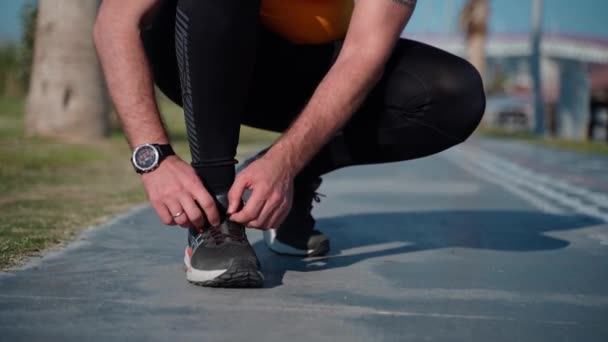 Nahaufnahme Runner Man Sportbekleidung Schnürt Seine Schnürsenkel Bevor Sonnigen Wochenende — Stockvideo