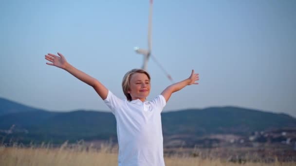Розслаблений Хлопчик Дихає Свіжим Повітрям Піднімаючи Руки Над Блакитним Небом — стокове відео