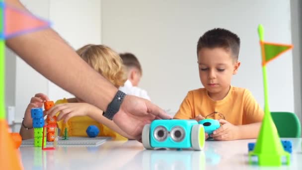 Barn Leker Med Leksaksbilens Manöverpanel Stem Undervisningen Förskolebarn Utforskar Teknik — Stockvideo