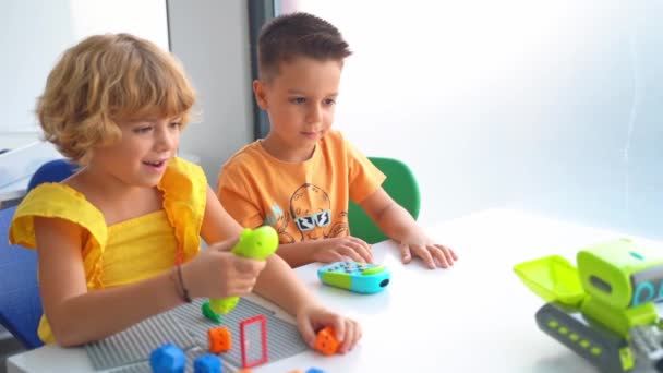 Crianças Caucasianas Relaxantes Desfrutando Hobby Brincando Com Carro Brinquedo Ponto — Vídeo de Stock