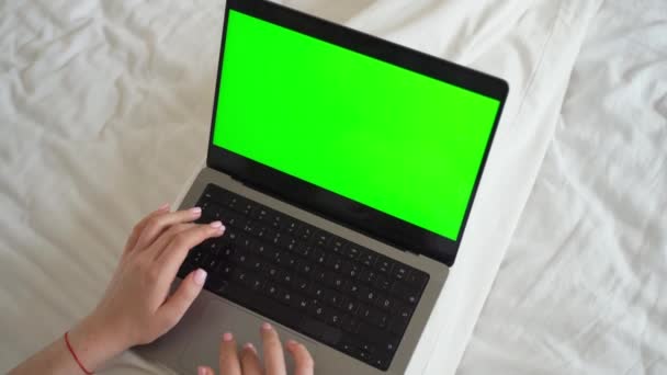 스마트 코카서스 소녀의 노트북그린 스크린 크로마 사용하여 닫는다 터치스크린을 사용하여 — 비디오