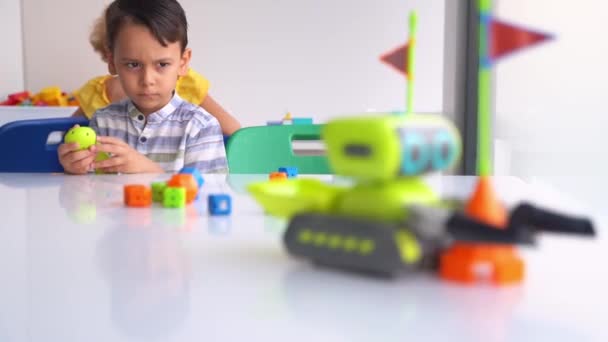 自動リモートカーのおもちゃを使用して ジョイスティックコントロールパネルを使用して 技術を勉強小学生 コーディング 子供のためのプログラミングベース — ストック動画