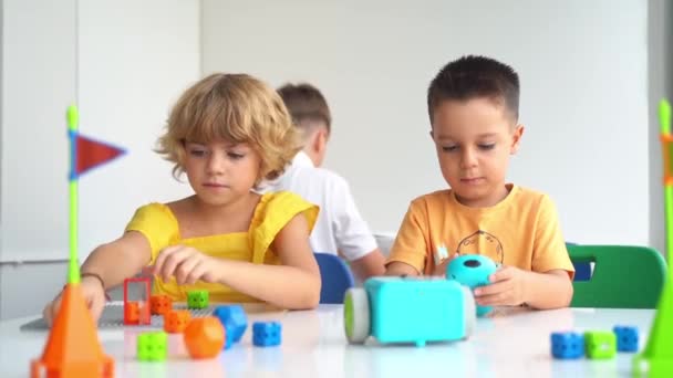 Kavkazské Děti Relaxují Užívají Hraní Autíčkem Dálkové Ovládání Bílé Třídě — Stock video