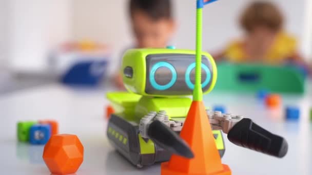 Kinder Spielen Mint Unterricht Mit Spielzeugauto Bedienfeld Vorschulkinder Erkunden Erste — Stockvideo