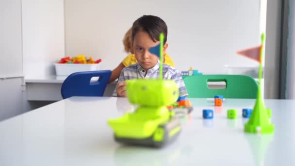Dzieci Wieku Podstawówki Bawią Się Elektronicznym Samochodzikiem Joystickiem Szkoleniu Technologicznym — Wideo stockowe