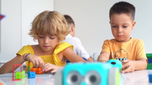 Dzieci Wieku Podstawówki Bawią Się Elektronicznym Samochodzikiem Joystickiem Szkoleniu Technologicznym — Wideo stockowe