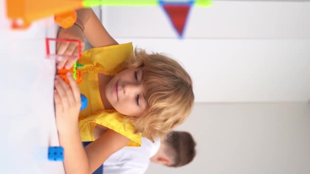 Stem 클래스에서 장난감 자동차 어린이 기술을 유치원 — 비디오