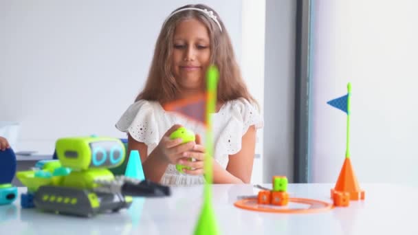 Blank Kind Meisje Amusant Tijdverdrijf Hobby Spelen Met Afstandsbediening Auto — Stockvideo