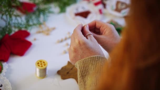 クリスマスツリーのための新年Xmas装飾を作成するクローズアップ赤毛の女性の少女の手 リアビュー 手作りメモリの伝統 休日の家族の記憶装飾 — ストック動画