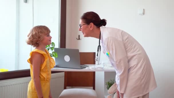 Szczepienie Dzieci Gabinecie Kliniki Pediatrycznej Wstrzyknięcie Lekarskie Strzykawką Pielęgniarka Spełnia — Wideo stockowe