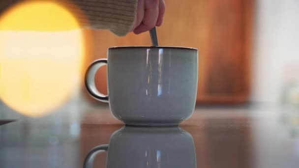 Közelkép Női Kéz Keverjük Forró Tea Egy Csésze Asztalon Reflexió — Stock videók