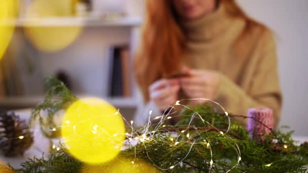Mujer Pelirroja Creando Corona Navidad Estudio Floral Decoración Floristería Decorador — Vídeos de Stock