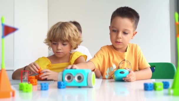 小学生は 技術教育コースでジョイスティックと電子玩具車で遊んでいます 子供の開発 優れたモータースキル — ストック動画