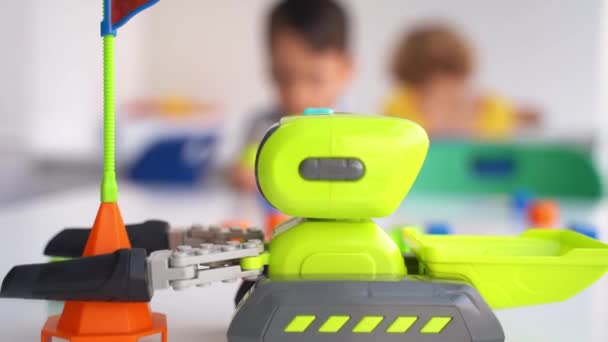 Kinder Grundschulalter Spielen Mit Einem Elektronischen Spielzeugauto Mit Steuerknüppel Einem — Stockvideo