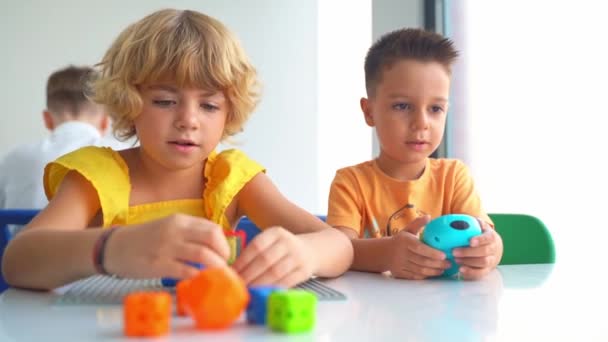 Dzieci Bawiące Się Panelem Sterowania Zabawkami Klasie Edukacyjnej Stem Dzieci — Wideo stockowe