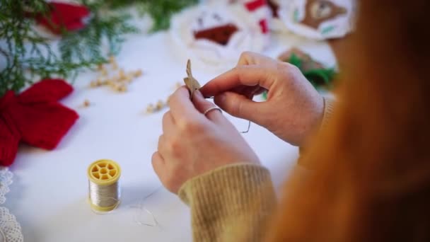 一个狡猾的女人做圣诞软玩具卖网上商店 女性的创造力和经营她自己手工制作的自由职业 供作礼品及装饰品的新年玩具 — 图库视频影像