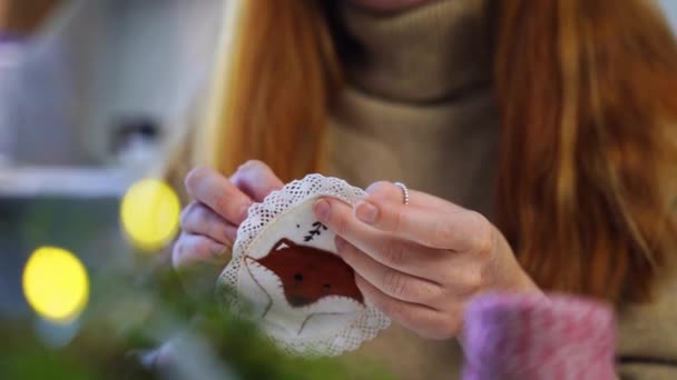特写红头发女人的手创造圣诞装饰品 手工艺者为家里做漂亮的东西 Diy准备新年假期 冬季的娱乐活动和休闲活动 — 图库视频影像