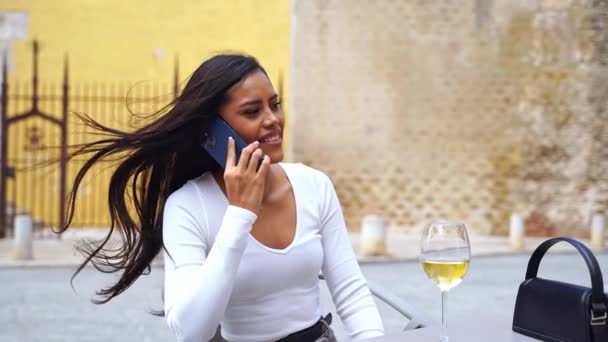 Spanyol Gyönyörű Fiatal Csevegés Telefonon Barátnő Kávézó Szabadtéri Ivás Alkohol — Stock videók