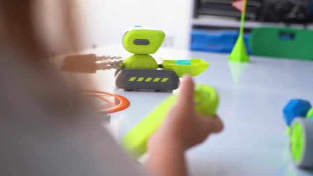 Stemの教育クラスでおもちゃの車のコントロールパネルで遊ぶ子供たち 幼稚園児がテクノロジーを探求する最初のステップ — ストック動画