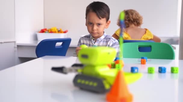 Białe Potomstwo Rodzeństwo Rozwija Inteligencję Ciesząc Się Hobby Zabawy Gry — Wideo stockowe