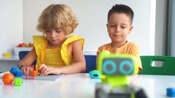 Niños Edad Elemental Jugando Con Coche Juguete Electrónico Con Joystick — Vídeo de stock