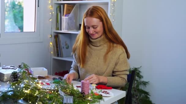 Молодая Рыжая Женщина Создает Елку Украшения Рождественские Игрушки Дома Woking — стоковое видео